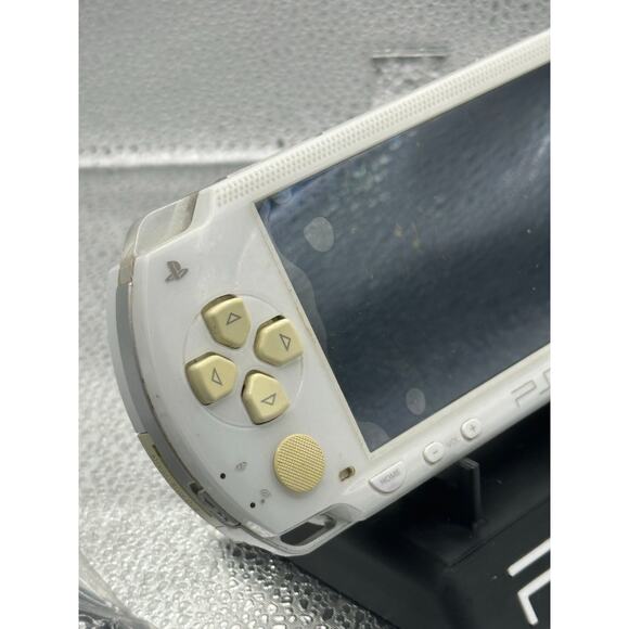 White psp 1000 w/charger - Picture 2 of 9
